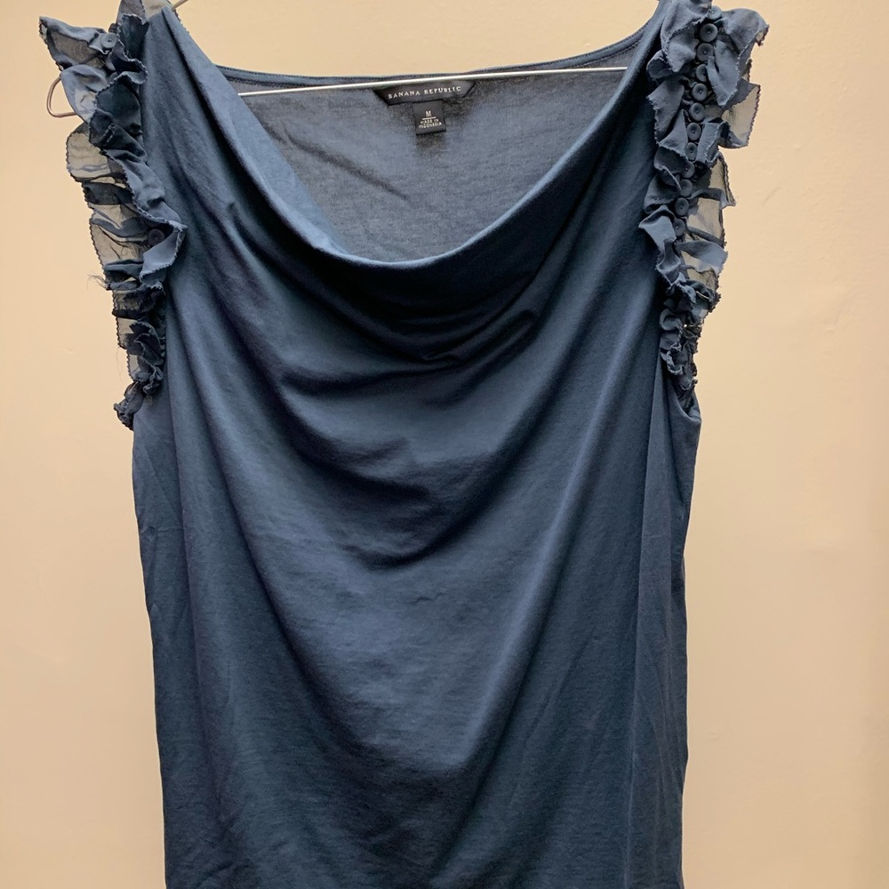 WILL ACCEPT MOST OFFERS Tank top w flower detail